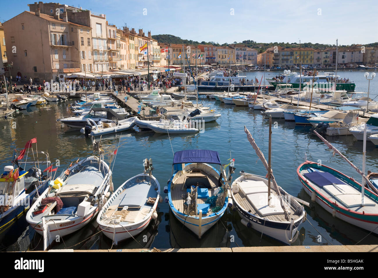 Bateaux à voile sont situés dans le port de Saint-Tropez sur la Cote d'Azur / Provence / Sud de la France Banque D'Images