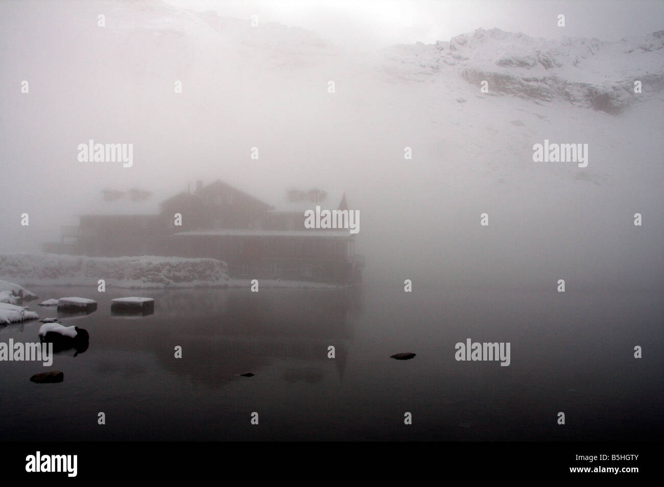 Chalet du lac couvert de brume, Balea, montagnes de Fagaras, Transylvanie, Roumanie Banque D'Images