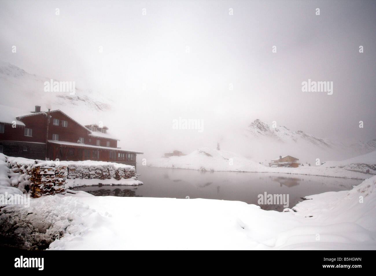 Chalet du lac couvert de brume, Balea, montagnes de Fagaras, Transylvanie, Roumanie Banque D'Images