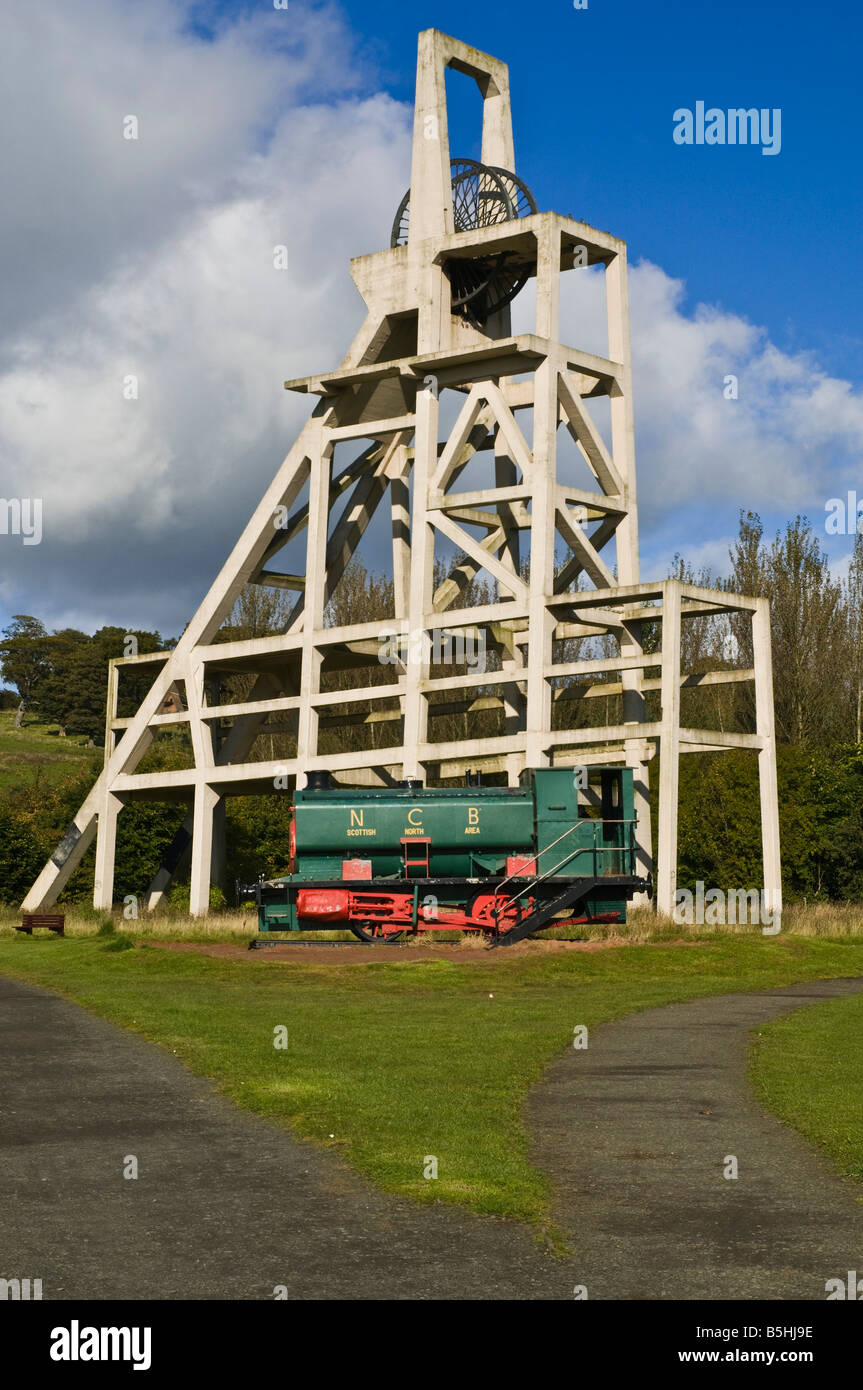 dh Lochore Meadows Country Park BALLINGRY NOUF ancien arbre de mine pithead et colliery scotland train à vapeur extraction de charbon roue historique de fosse Banque D'Images
