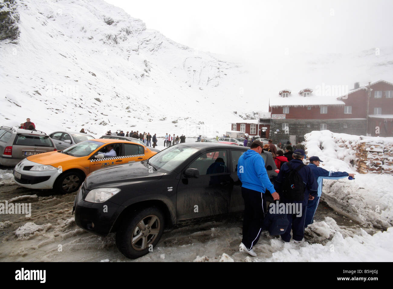 Les voitures en stationnement, le lac Balea, montagnes de Fagaras, Transylvanie, Roumanie Banque D'Images