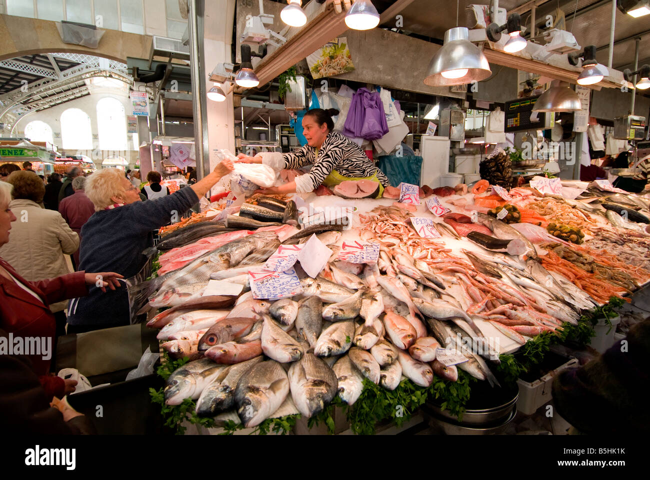 Espagnols d'acheter du poisson au marché central Mercado Central dans le centre-ville historique de Valence Espagne Banque D'Images