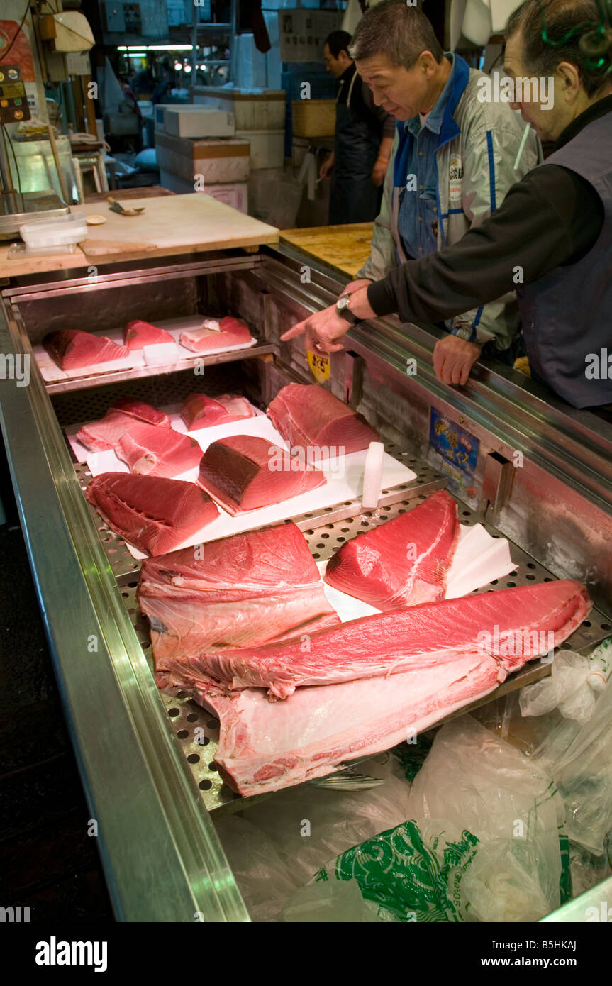 Le poisson en vente au marché de poissons de Tokyo Japon Tsukiju Banque D'Images