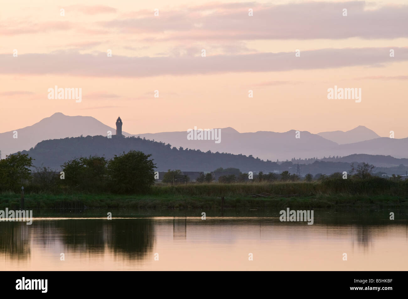 Le Monument National à Wallace vue sur la rivière Forth, Stirling, Ecosse, Royaume-Uni. Banque D'Images