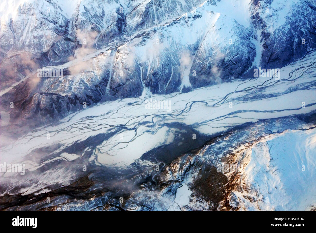 Vue aérienne de la Côte des glaciers des montagnes et des rivières dans le sub-arctique Banque D'Images