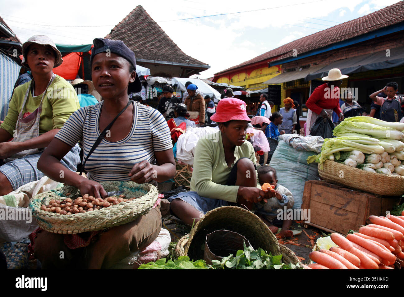 Les femmes vendant des haricots et de la salade de carottes au marché Analakely à Antananarivo à Madagascar Banque D'Images