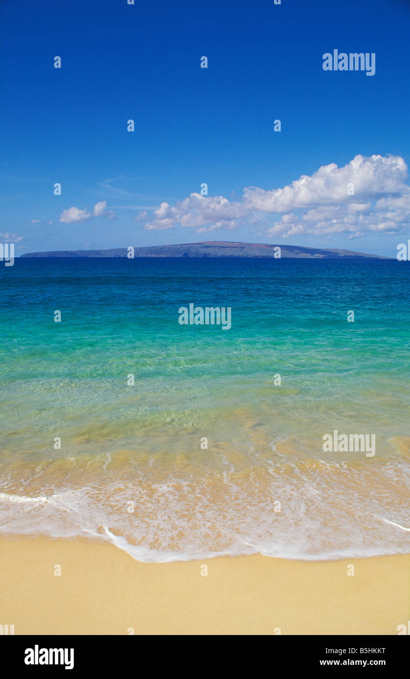 Océan surf sable Kahoolawe Island ciel bleu et blanc des nuages gonflés Makena Beach Maui Hawaii Banque D'Images