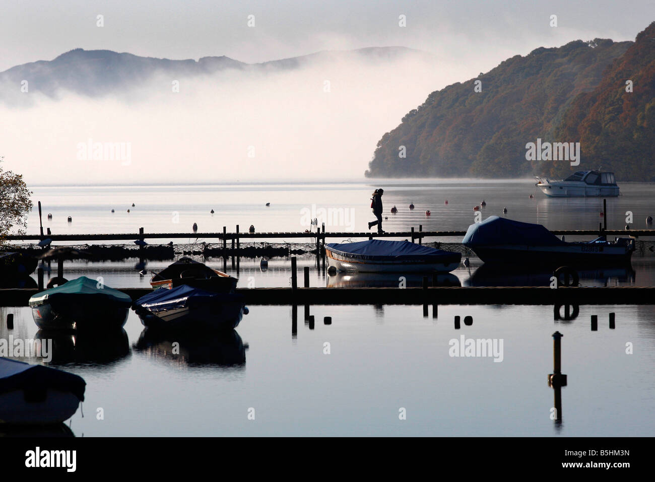 Le brouillard s'assoit sur le Loch Lomond près de Balmaha comme de l'automne Banque D'Images