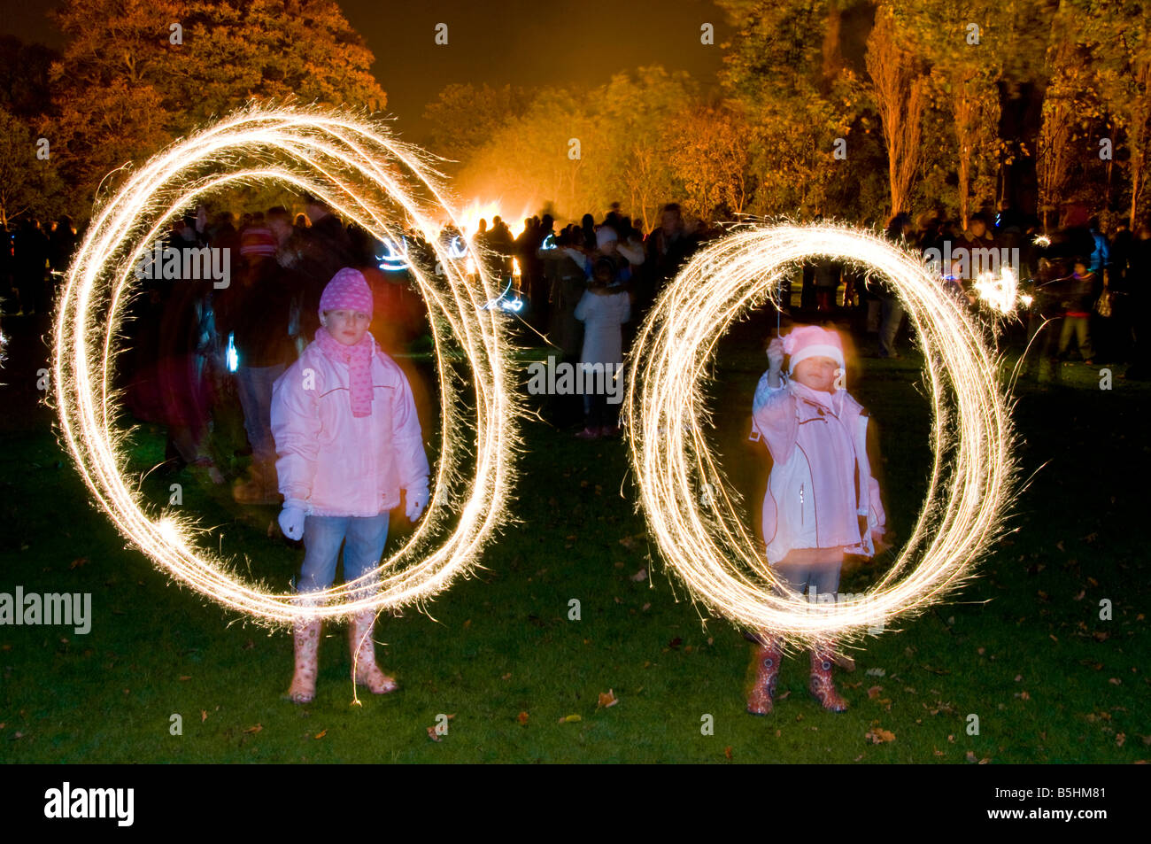 Deux jeunes enfants, à jouer avec des cierges sur Bonfire Night, Northwich, Cheshire, England, UK Banque D'Images