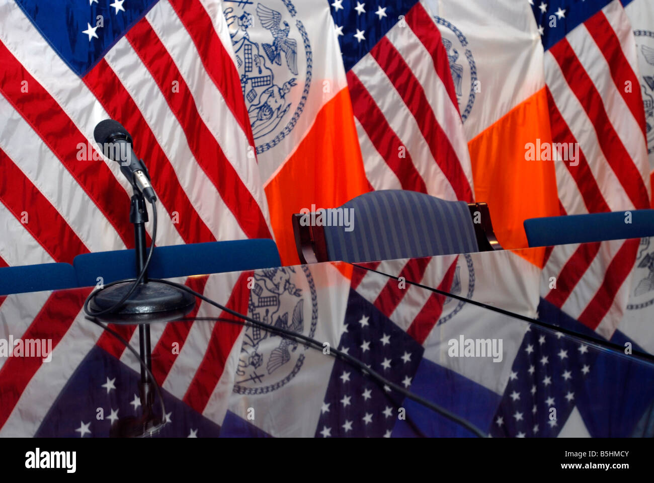 Un microphone sur une table en verre à l'hôtel de ville de New York, le lundi 3 novembre 2008 Richard B Levine Banque D'Images