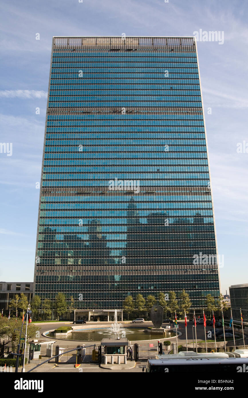 Le bâtiment des Nations Unies et des terrains avec la réflexion dans windows, Midtown New York City USA Banque D'Images