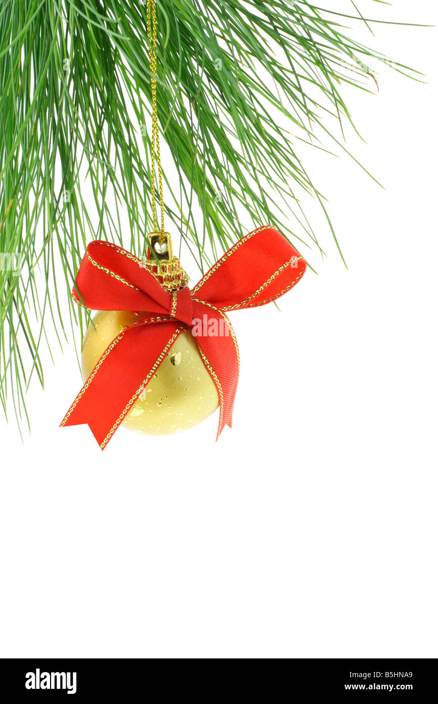 Boule de Noël décorée de ruban arc rouge sur blanc Banque D'Images