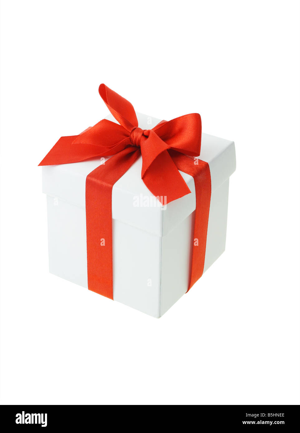Boîte cadeau blanche avec ruban arc rouge sur blanc Banque D'Images