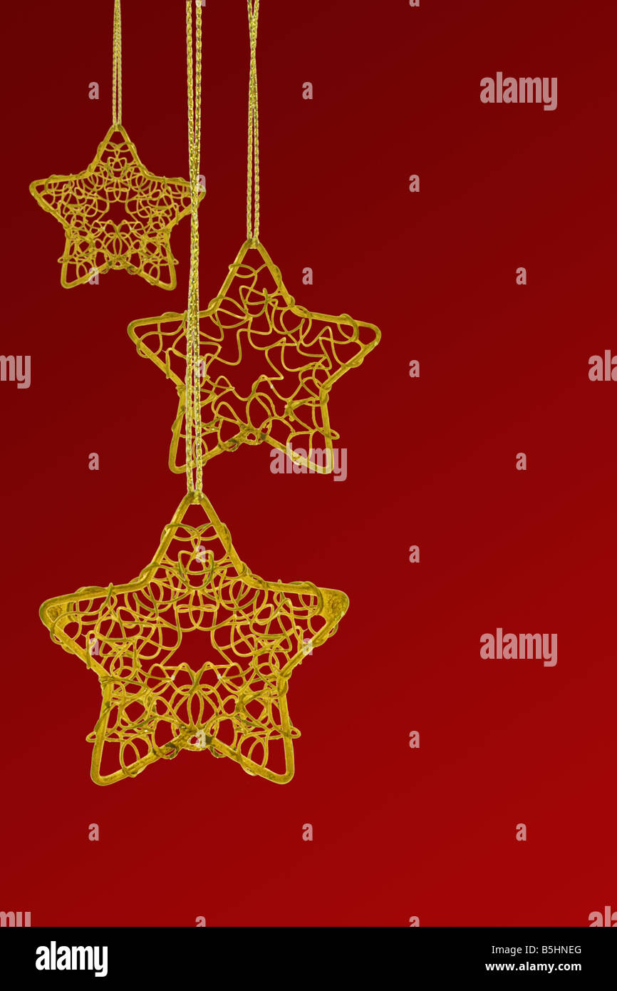 L'étoile de Noël suspendus des ornements sur fond rouge Banque D'Images