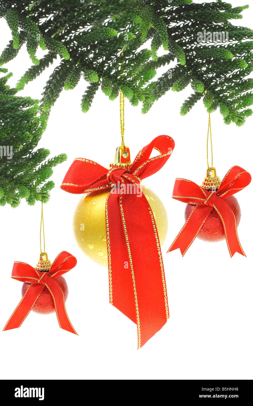 Boules de Noël avec arc rouge ruban sur fond blanc Banque D'Images