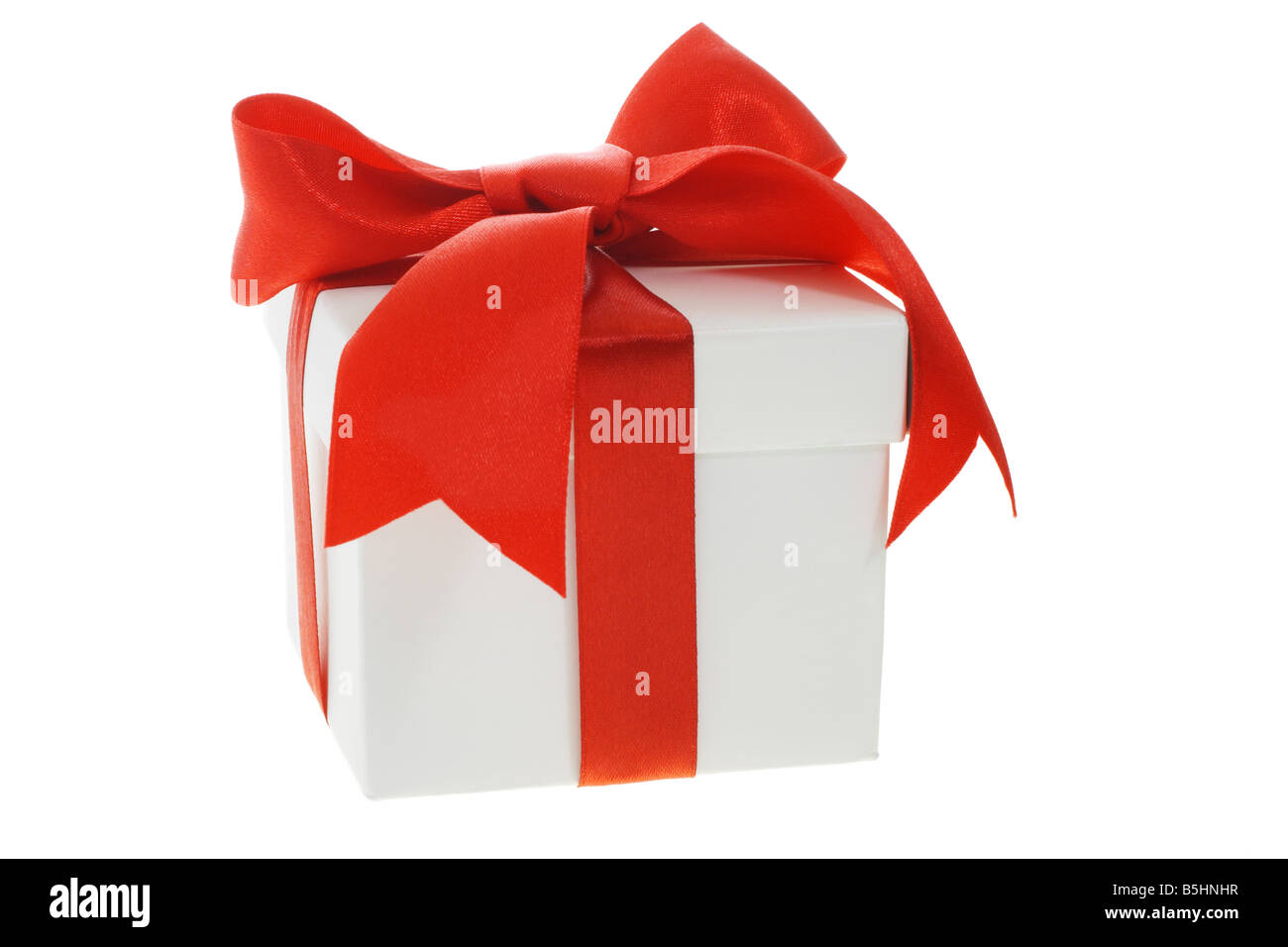 Boîte cadeau blanc orné de ruban arc rouge Banque D'Images