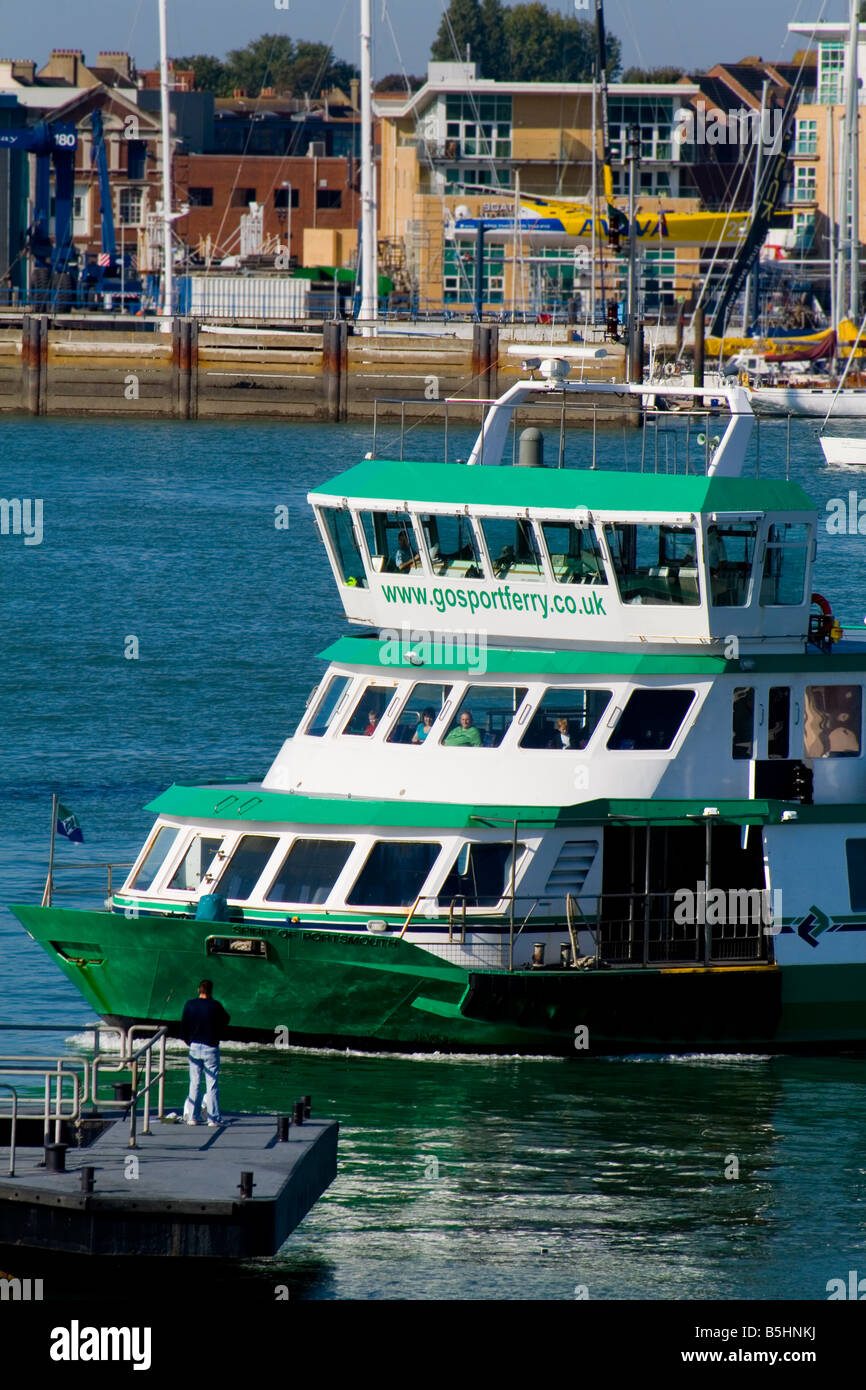 Gosport Ferry arrivant à Portsmouth difficile Banque D'Images