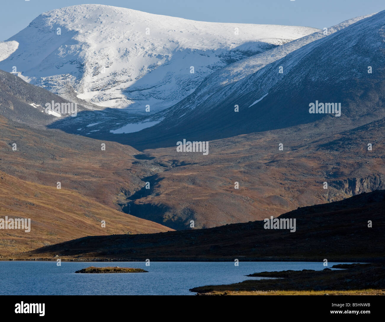 La réflexion à Unna Vistasjaure de Laponie montagnes en automne. Banque D'Images