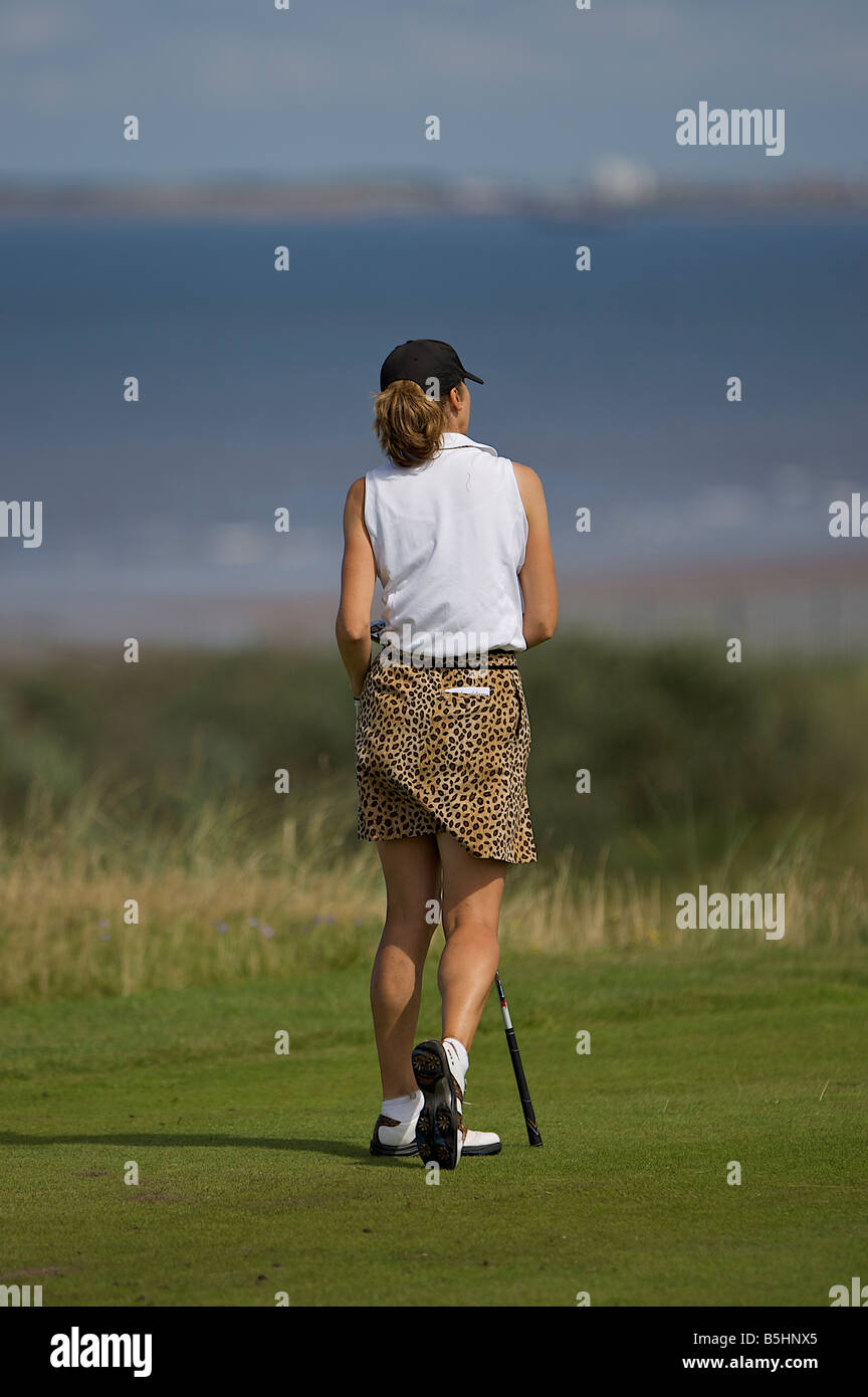 La conduite hors golfeur dame en bas l'allée Banque D'Images