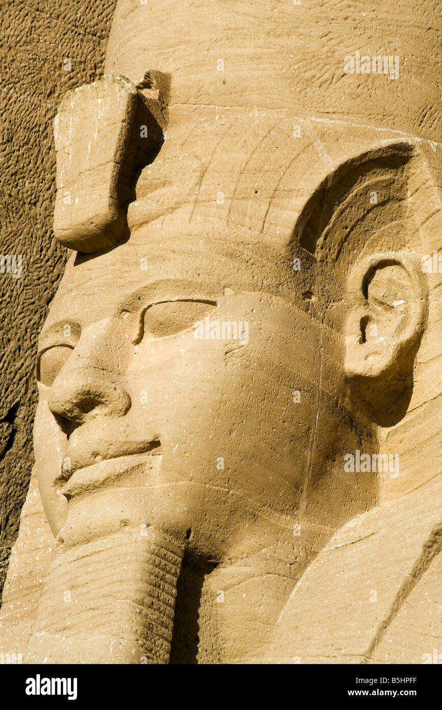 Statue de Ramsès 11 au complexe du temple d'Abou Simbel en Egypte. Banque D'Images