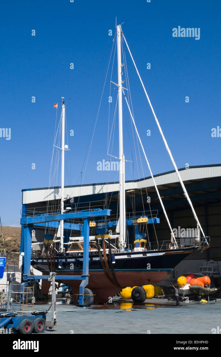 dh Marina PUERTO CALERO LANZAROTE grande grue de levage pour quai à sec océan aller yacht sec quai bateau station de levage Banque D'Images