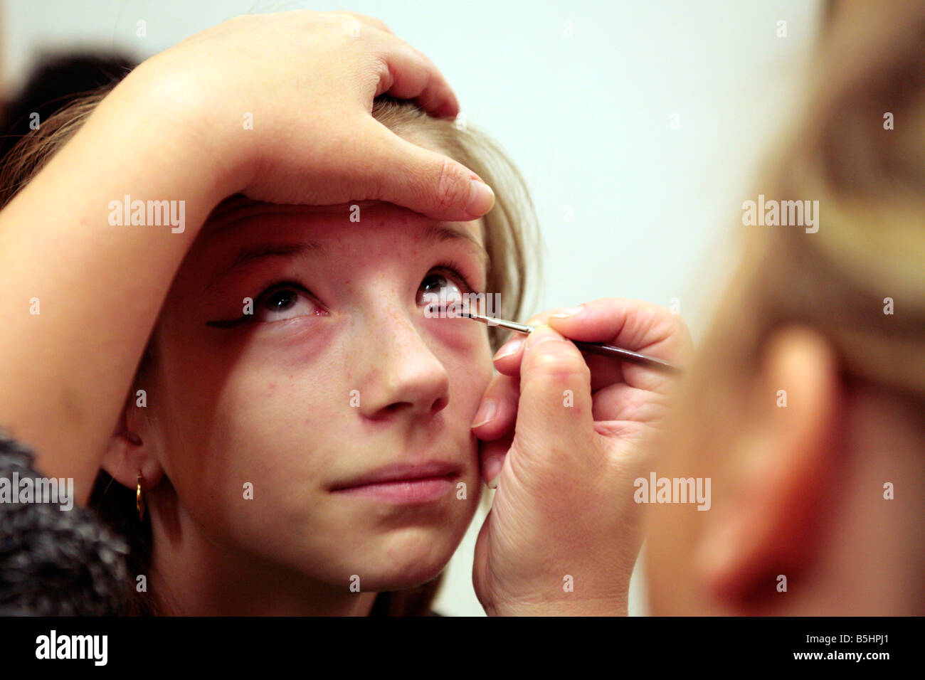 Make-up d'être mis sur l'enfant à un théâtre amateur Banque D'Images