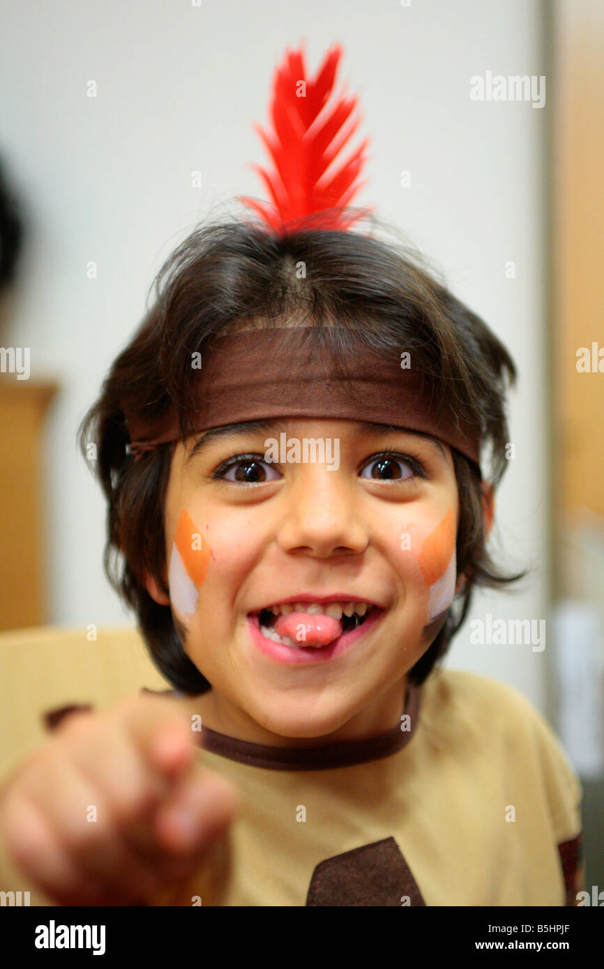 Jeune garçon à un théâtre amateur enfants habillés d'Indienne Banque D'Images