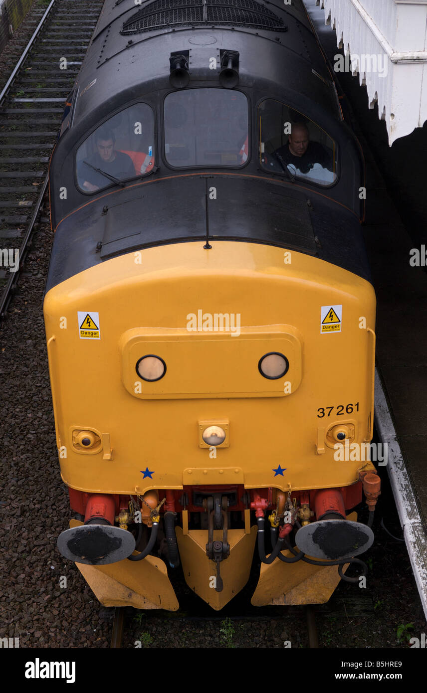 Locomotive diesel de la classe 37 exploités par les pistes de compensation DRS de feuilles tombées sur l'embranchement d'Ipswich à Lowestoft, Suffolk, UK Banque D'Images