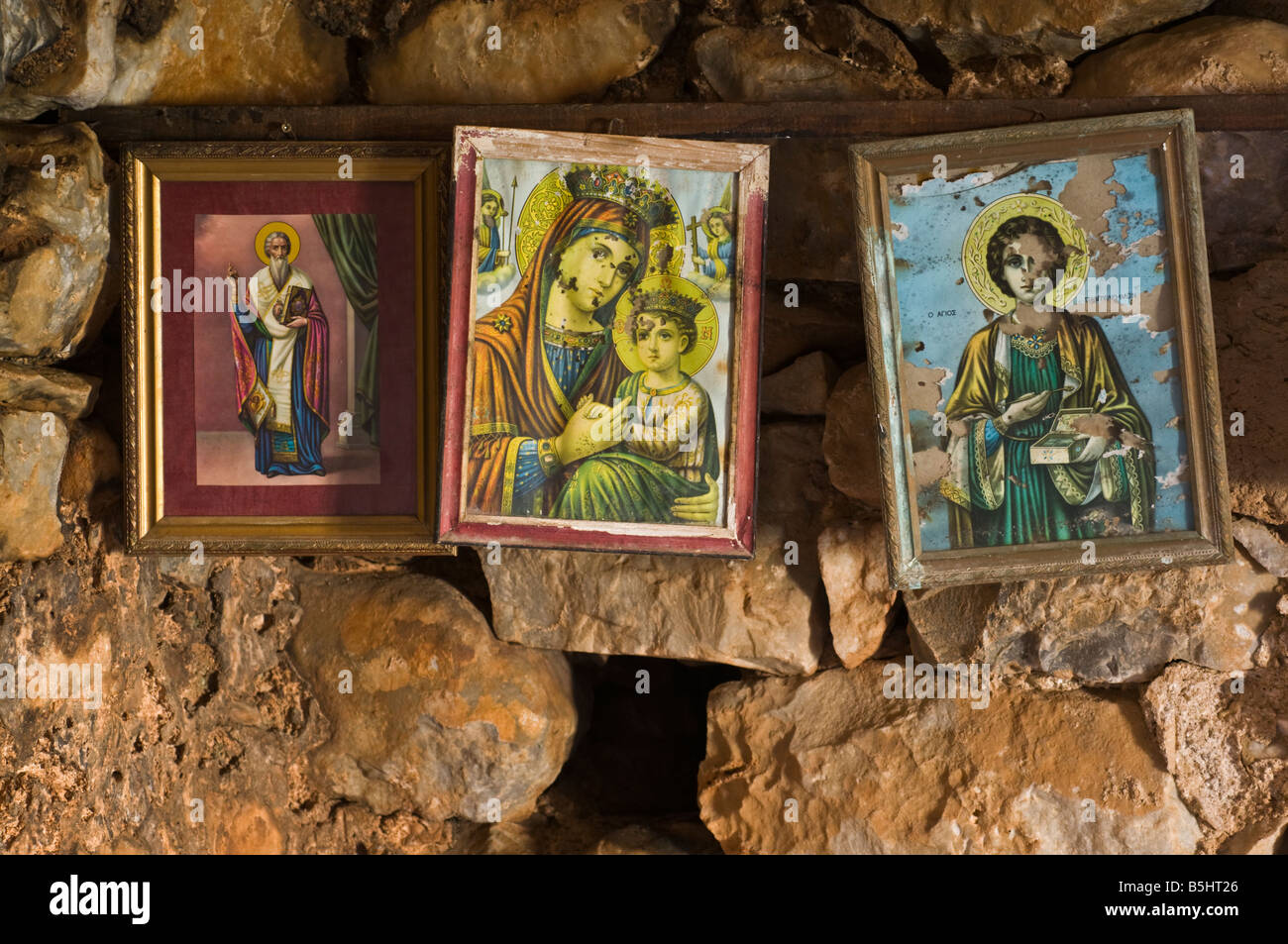 S'est évanoui et pourrir les images religieuses icônes dans l'église de Vlachernes près de Mezapos dans le sud du Péloponnèse Grèce Mani profonde Banque D'Images