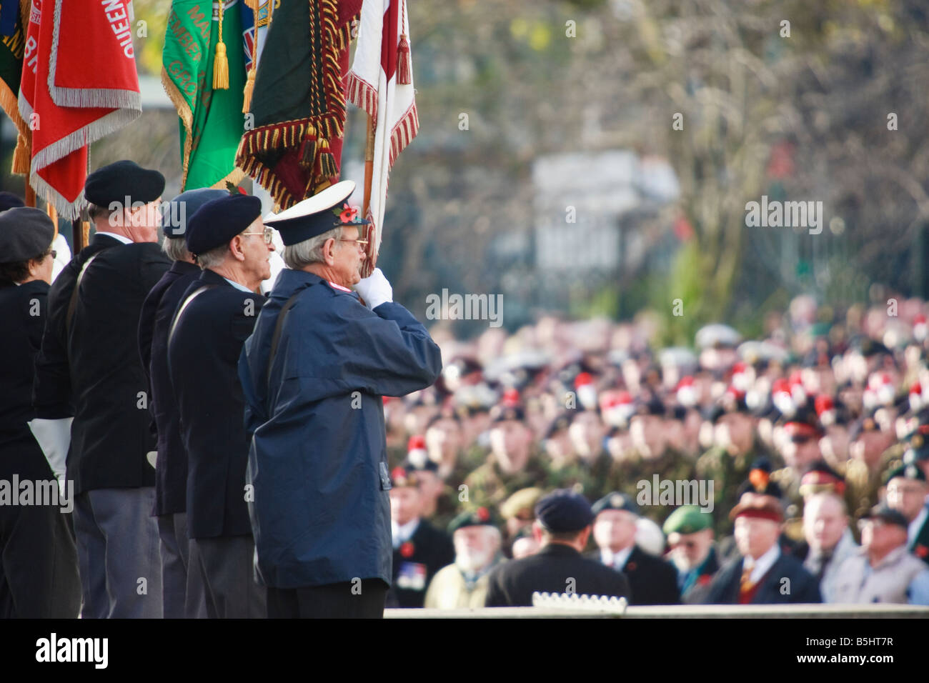 Soulever les drapeaux à Anciens Combattants Cérémonie du jour à Birmingham. Banque D'Images