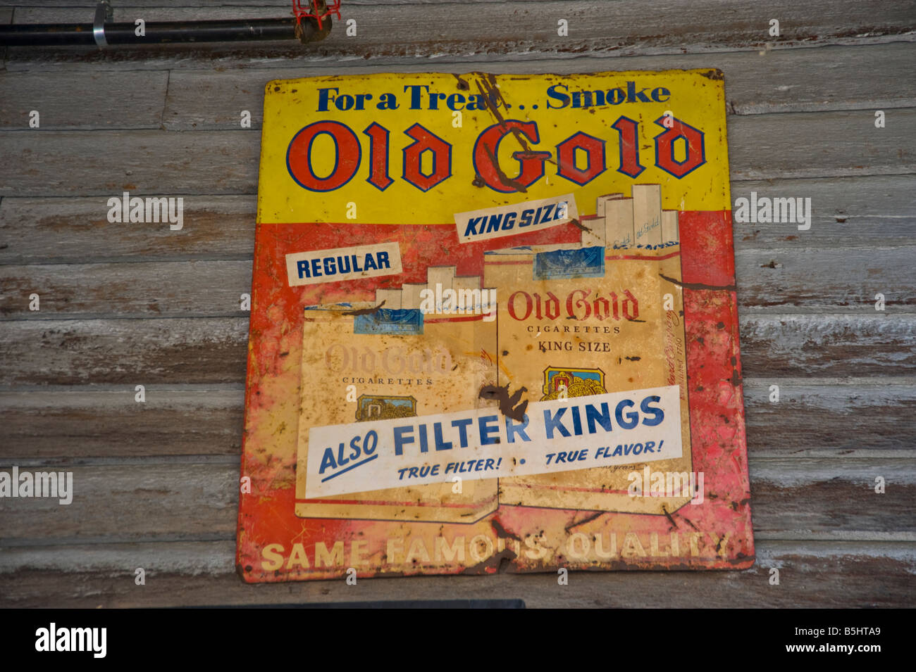 Vieux métal publicité de cigarettes sur le mur en bois d'un magasin du village de Caroline du Nord Banque D'Images