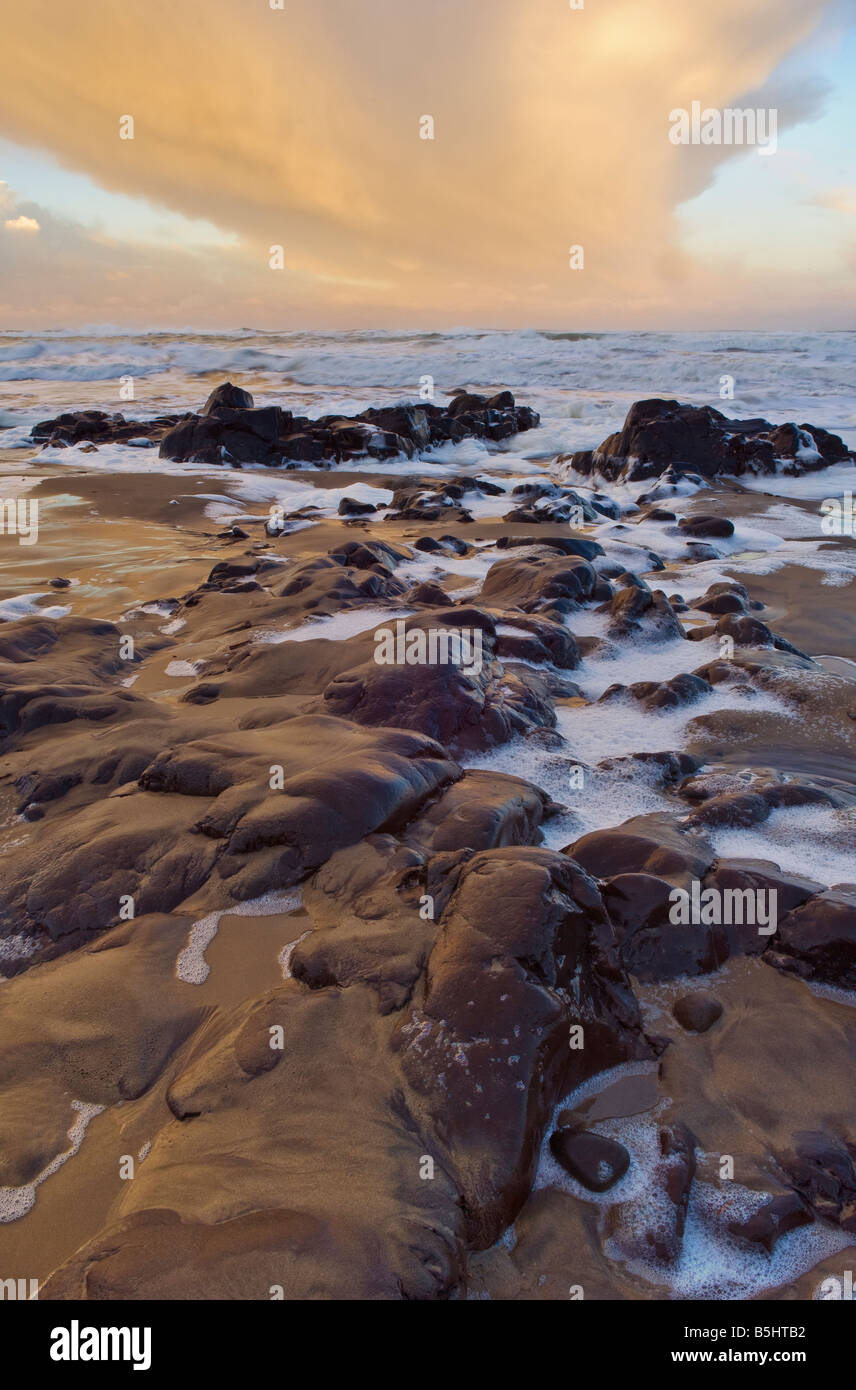 Rocky shore Searose Beach au lever du soleil le centre de l'Oregon coast Banque D'Images