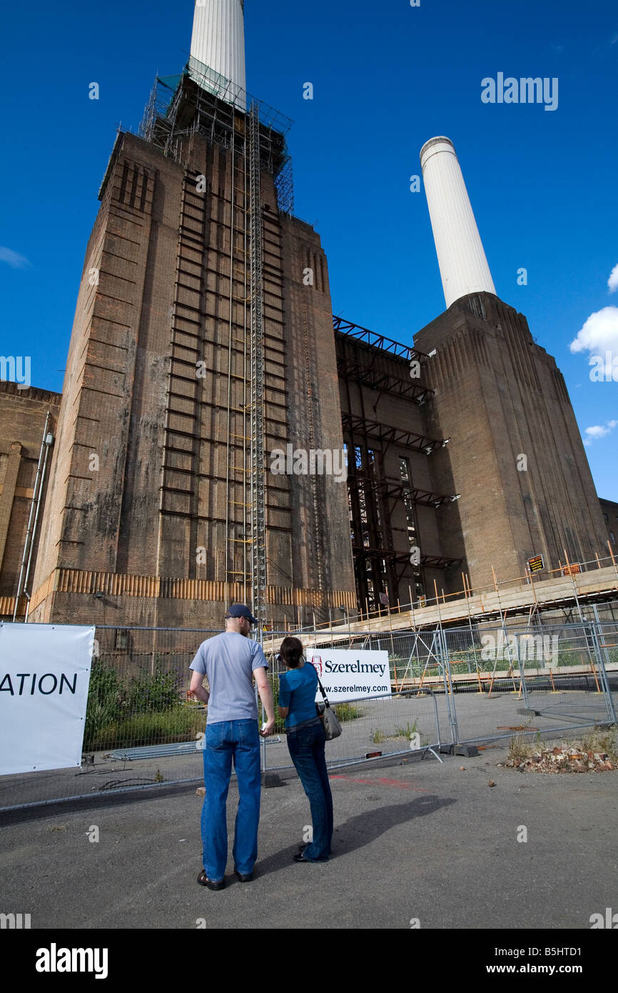 Un couple looking at Battersea Power Station Banque D'Images Un couple looking at Battersea Power Station Banque D'Images