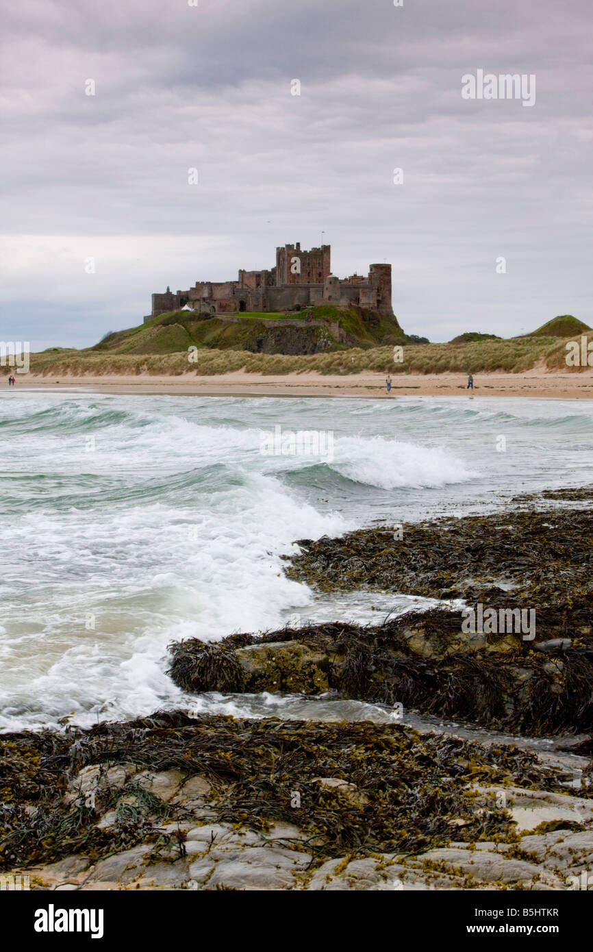 Château de Bamburgh Northumberland Royaume-uni plage et sur la mer Banque D'Images