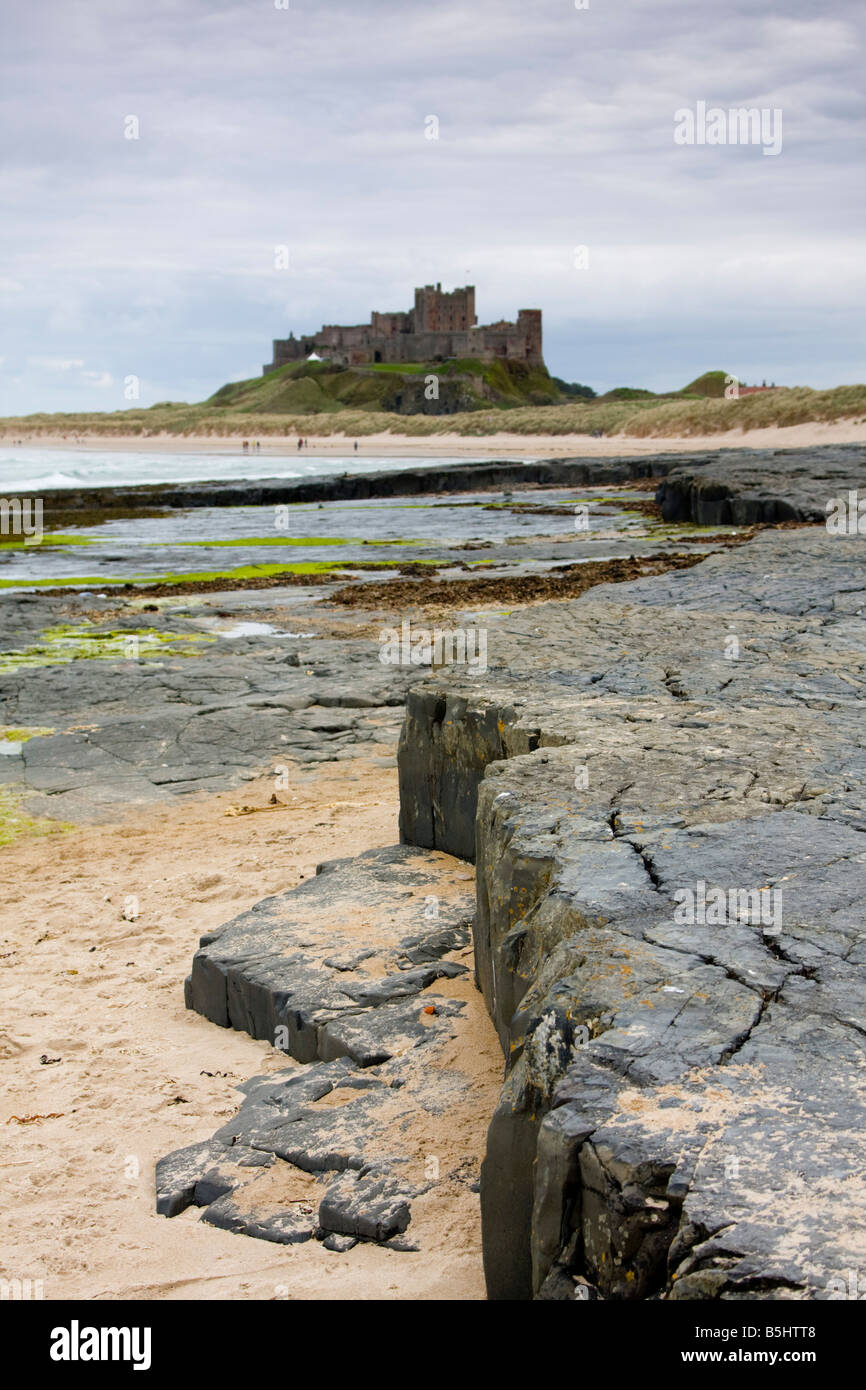 Château de Bamburgh Northumberland Royaume-uni plage et sur la mer Banque D'Images