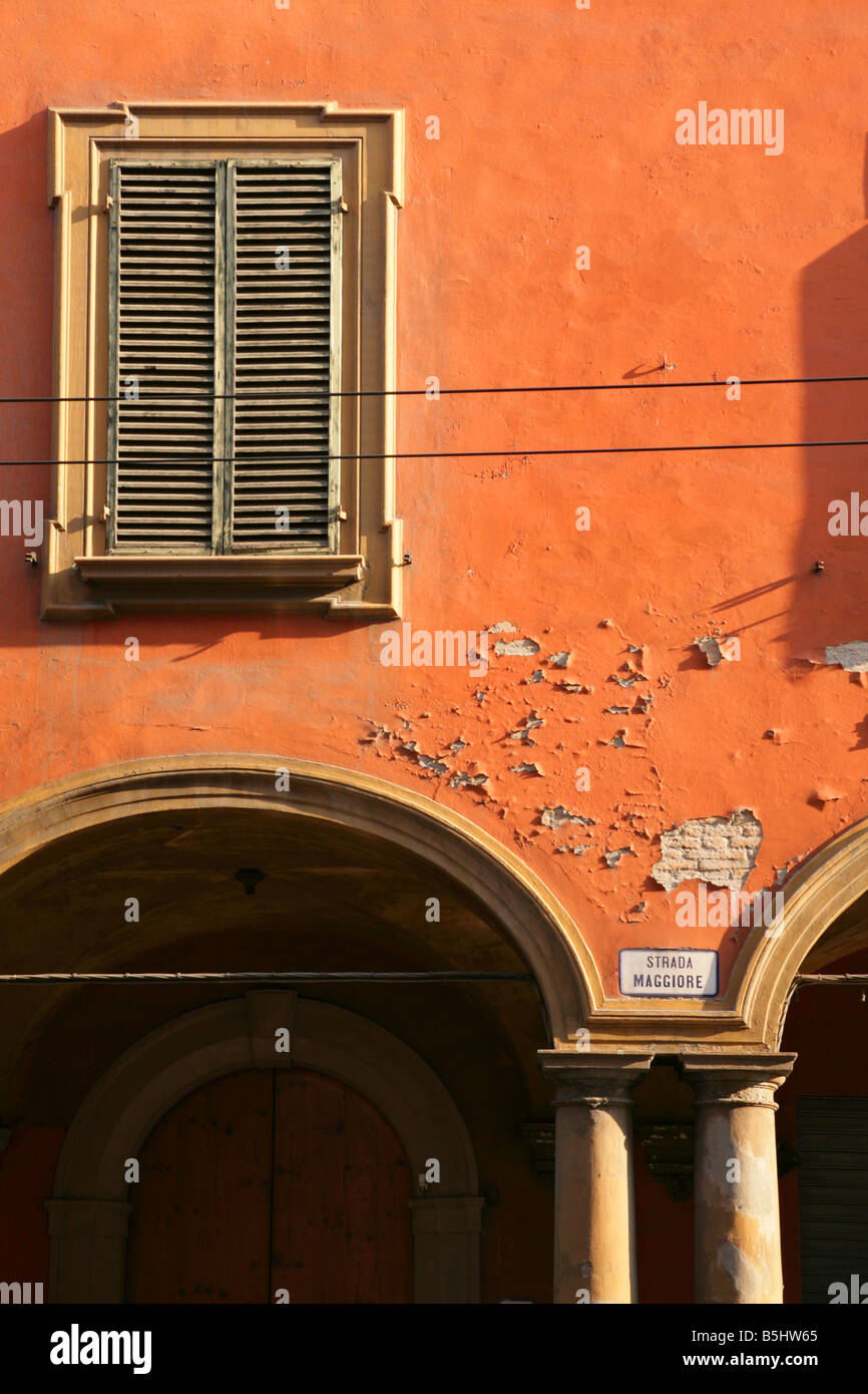 Détail de fenêtre à volets. Strada Maggiore, Bologne, Italie Banque D'Images