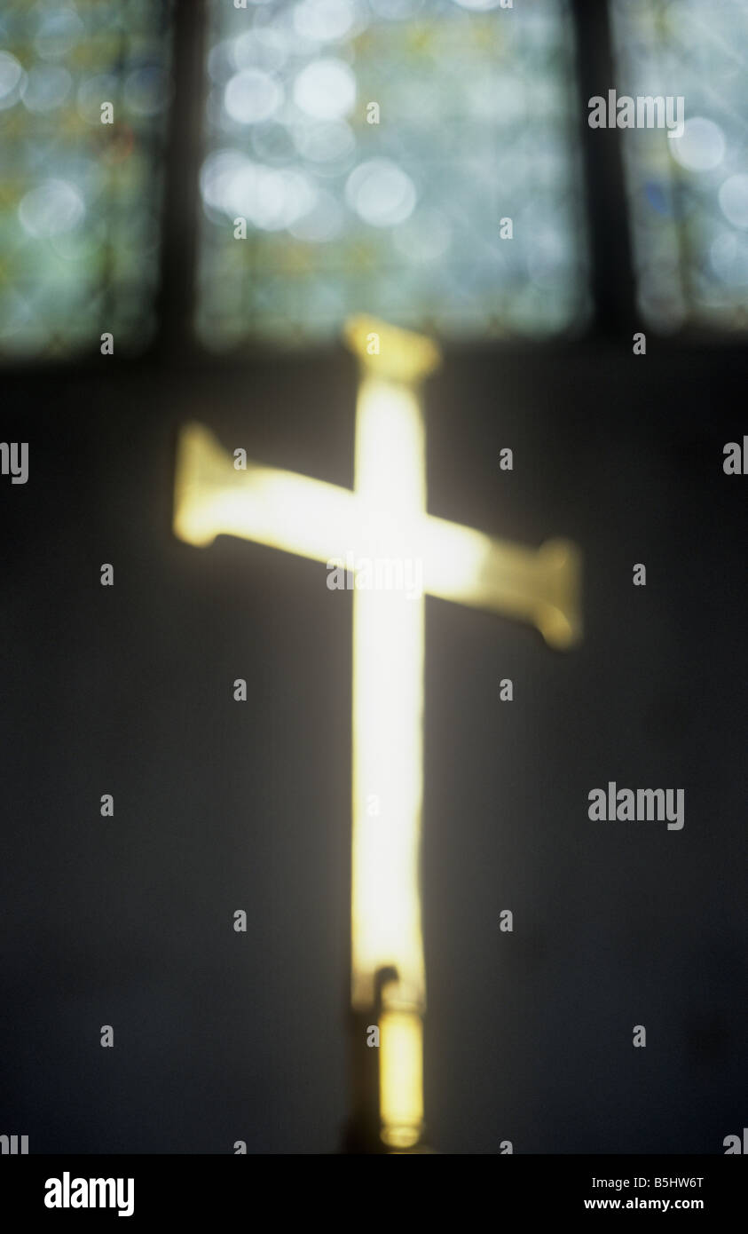 Or impressionniste crucifix attraper la lumière et sous lumière tamisée du diamant de plomb et d'or clair fenêtre vitrage Banque D'Images