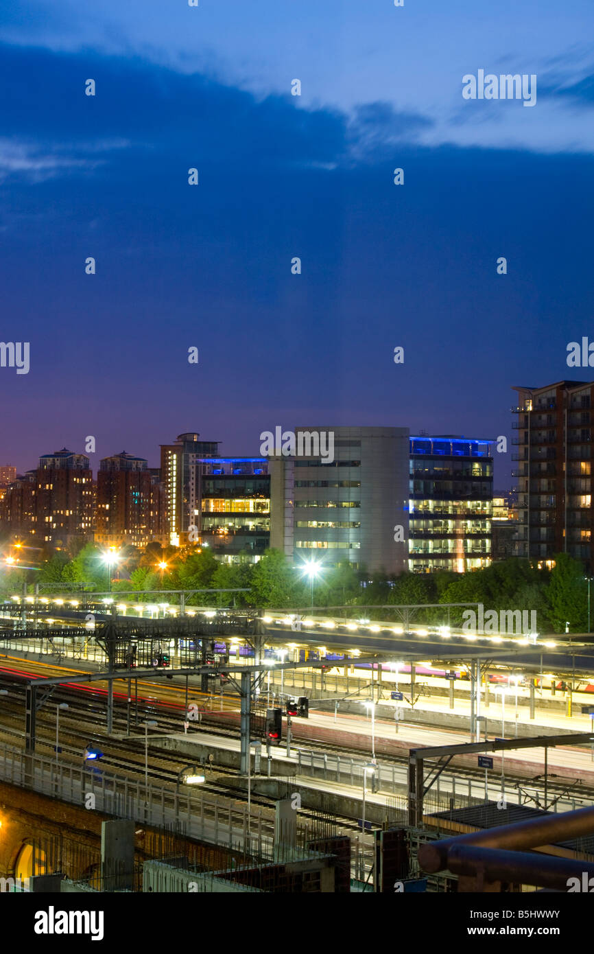 La gare de la ville de Leeds UK au crépuscule Banque D'Images