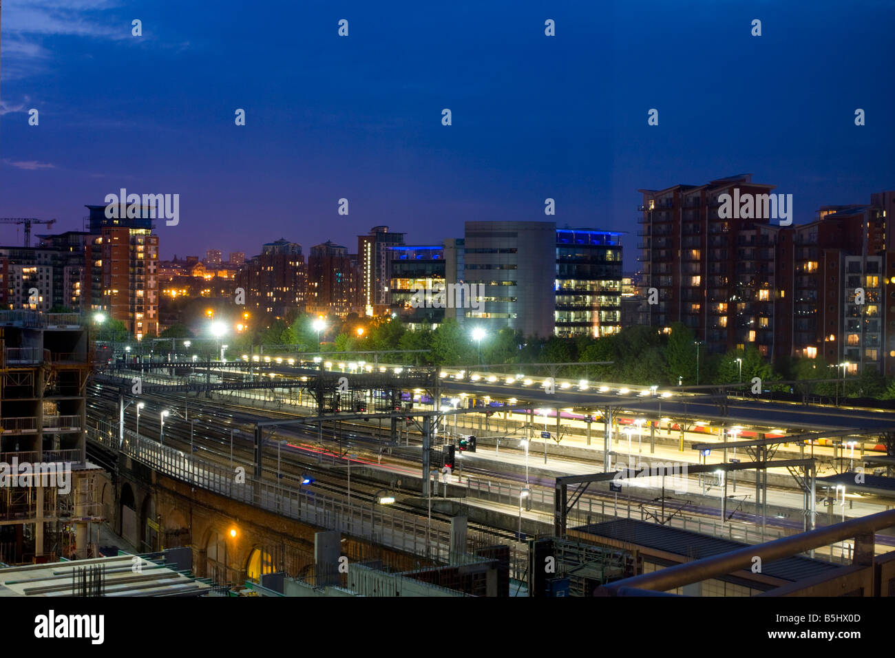 La gare de la ville de Leeds UK au crépuscule Banque D'Images