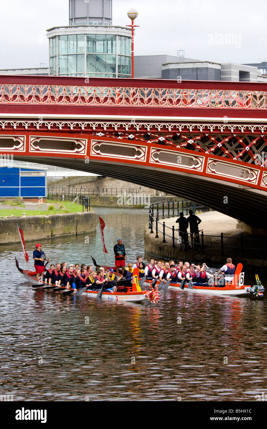 La course de bateaux-dragons sur la rivière Aire de Leeds UK Banque D'Images