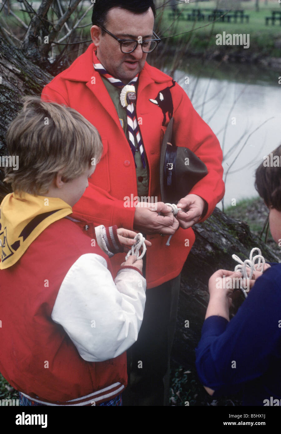 Chef Scout montre Louveteaux comment faire des nœuds Banque D'Images