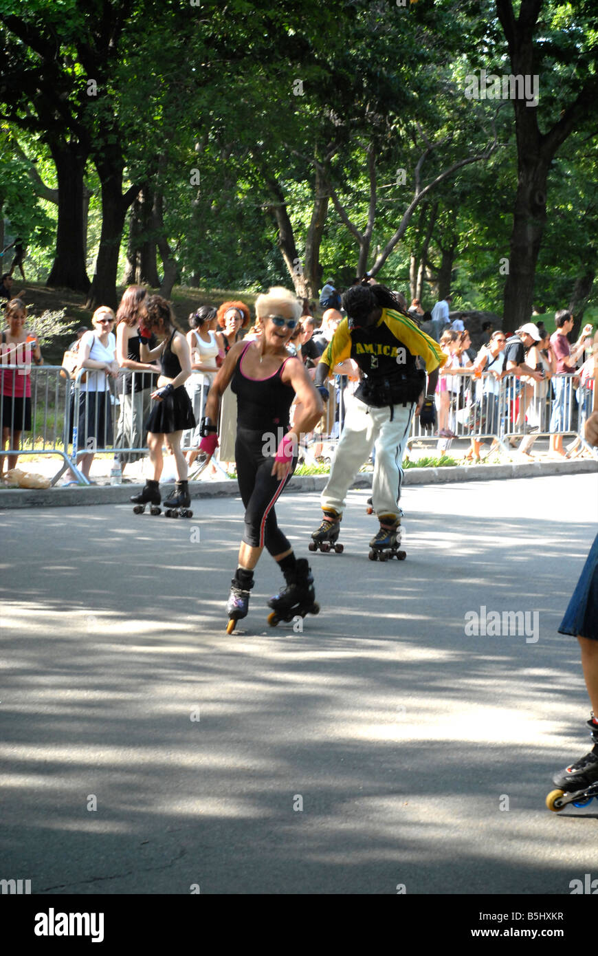 Groupe roller skate dans Central Park le dimanche après-midi, New York  Photo Stock - Alamy