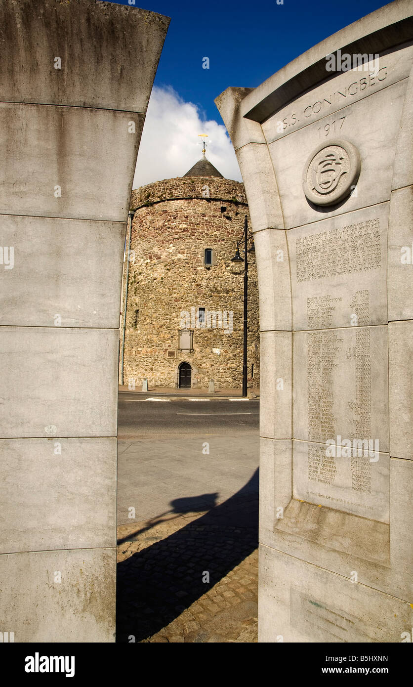 Monument au naufrage du SS Coningbeg,1917, en face de la tour de Reginald (Waterford Treasures Museum), la ville de Waterford, Irlande Banque D'Images