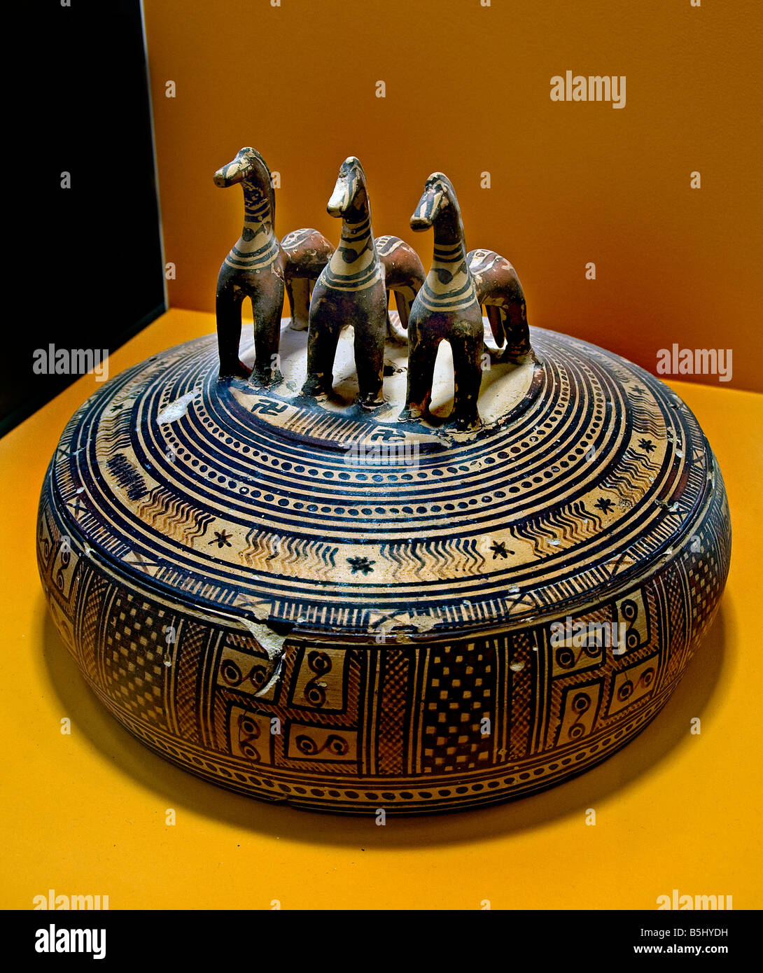 Couvercle avec poignée géométrique pyxis trois chevaux Grèce grec Museum Banque D'Images