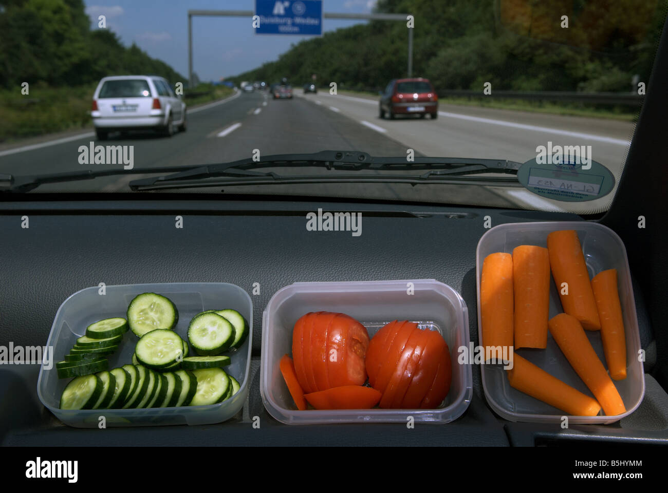 Panier-repas pour une collation saine sur une longue distance trajet en voiture en Allemagne. Banque D'Images