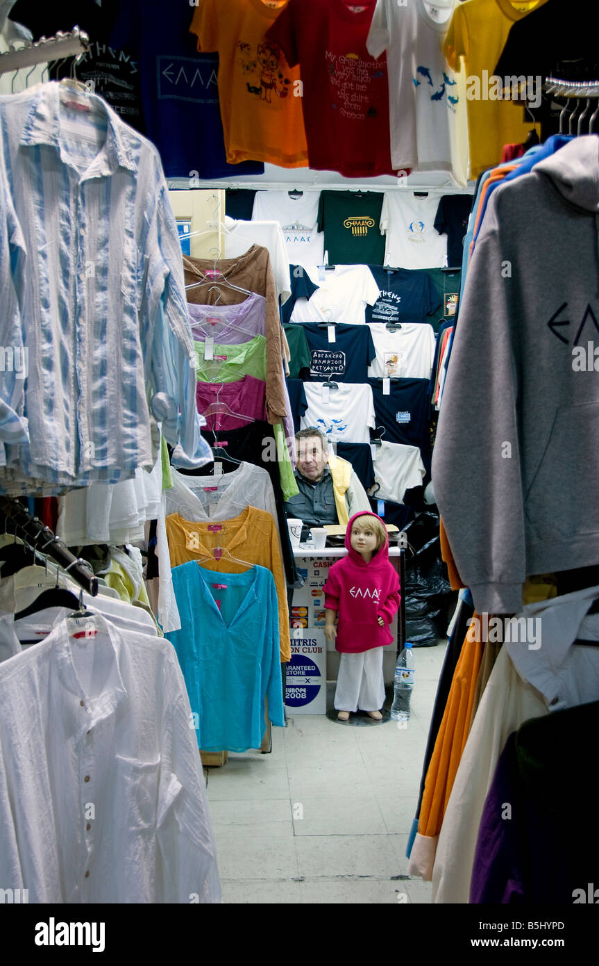Quartier commerçant de Plaka vieil homme en grec Grèce Athènes boutique Banque D'Images