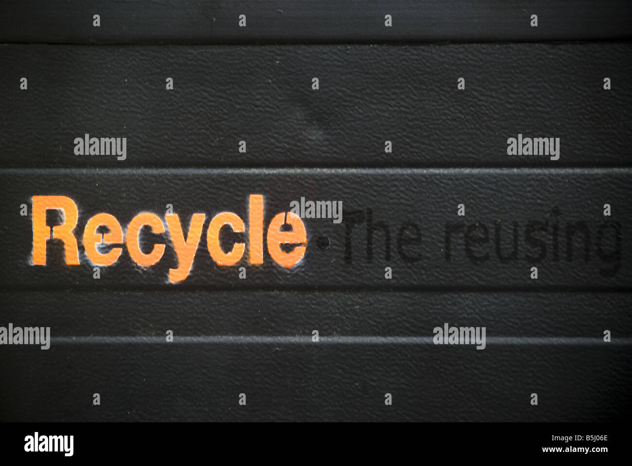 Le Graffiti avec un message environnemental pulvérisé en orange et noir contre un noir porte de garage dans le quartier Jordaan, à Amsterdam. Banque D'Images