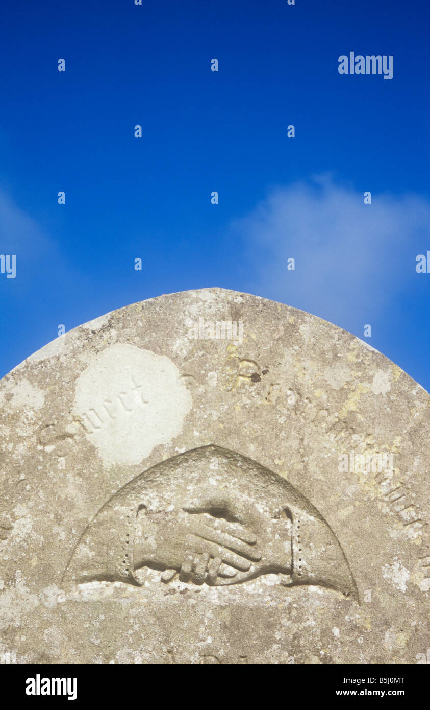 Pierre tombale sous ciel bleu avec mâle sculpté main tendre la main et de la détention ou de la main de femme secouant dans Sweet souvenir Banque D'Images