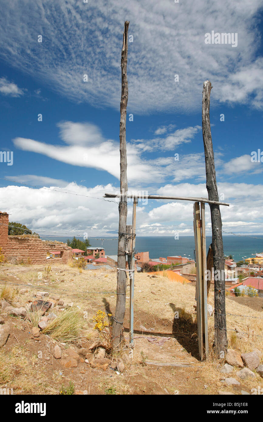 Gateway en clôture avec vue sur le côté du Lac Titicaca Bolivie Banque D'Images