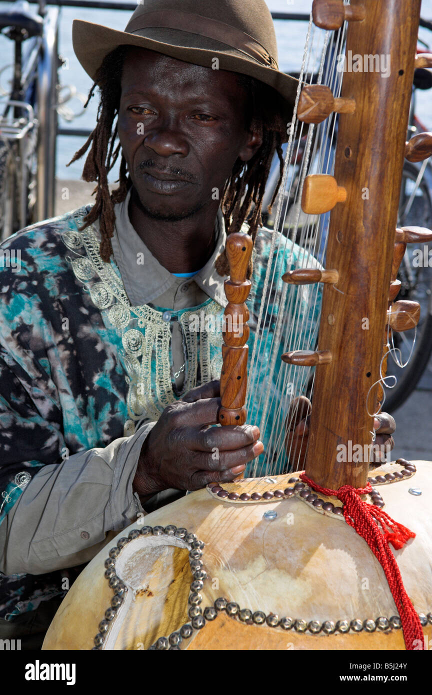Moussa Kouyata Kora Kora 12 cordes maître joueur d'instruments à la Bristol festival communautaire Banque D'Images